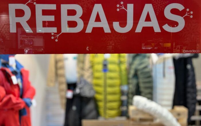 Cartel de Rebajas de Invierno en una tienda de ropa de Valladolid.