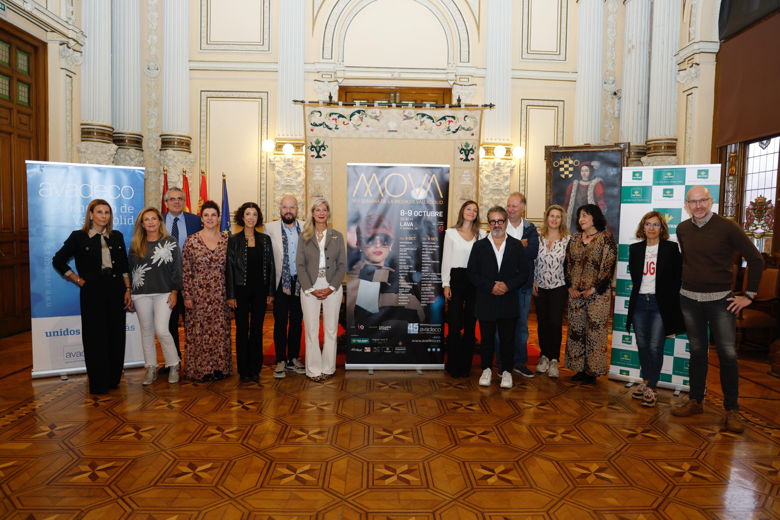 Presentación de la 16 edición de MOVA en el Ayuntamiento de Valladolid. Imagen con la concejala Irene Carvajal, Caja Rural de Zamora y algunos de los comercios participantes